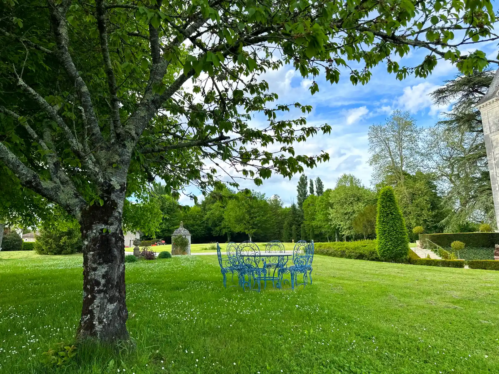 Serene gardens at Château de Lasfonds
