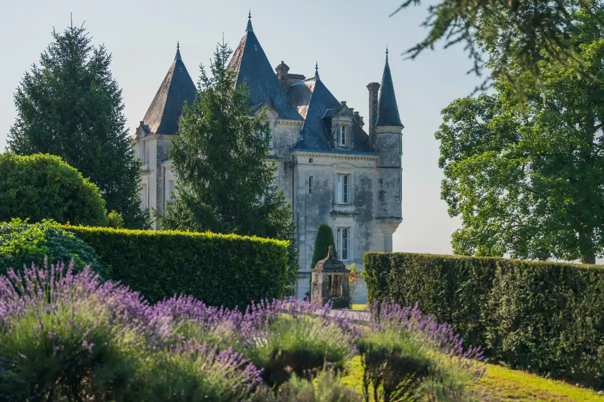 Plan your stay at Château de Lasfonds with various booking choices