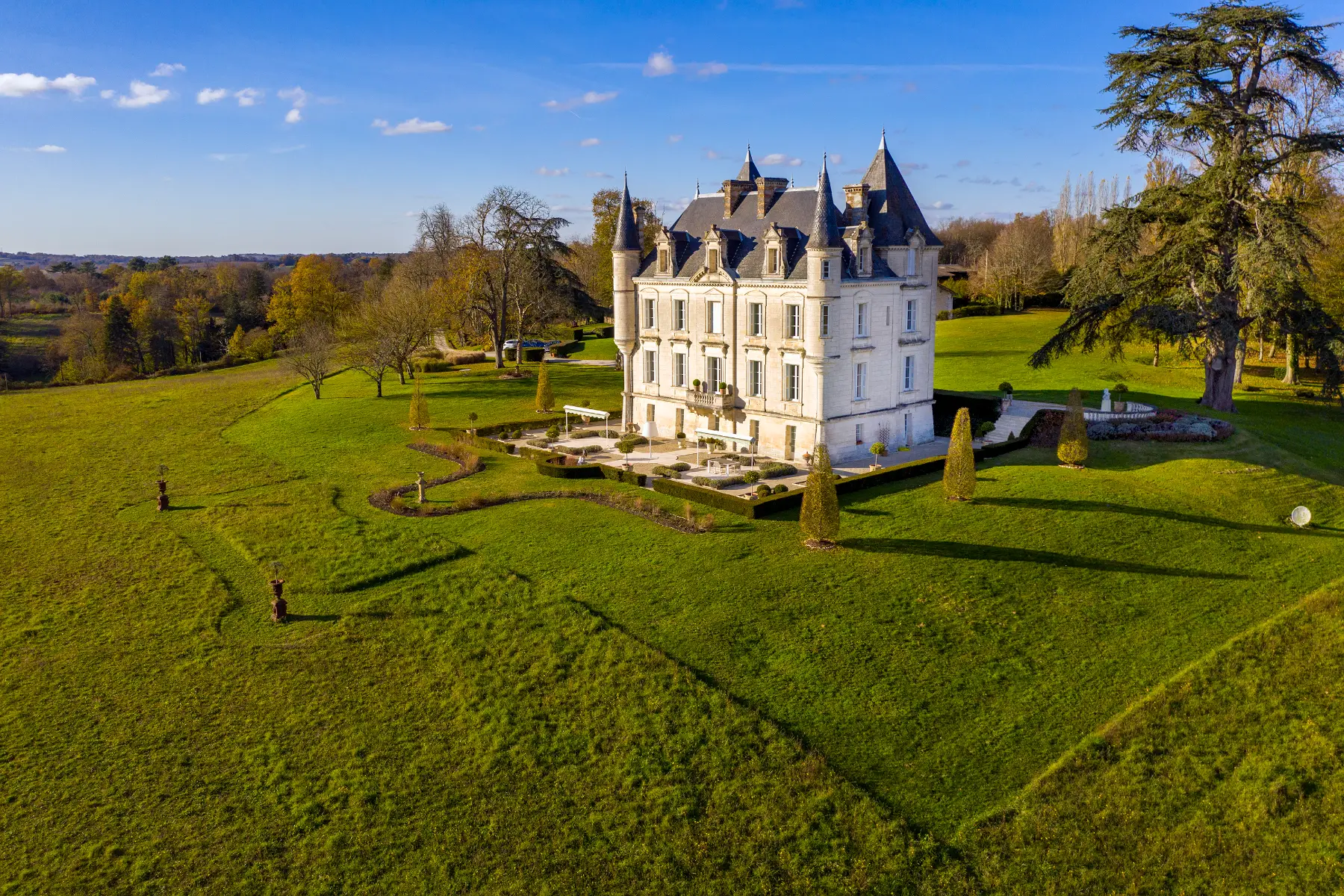 Booking options to rent Château de Lasfonds estate for a memorable stay