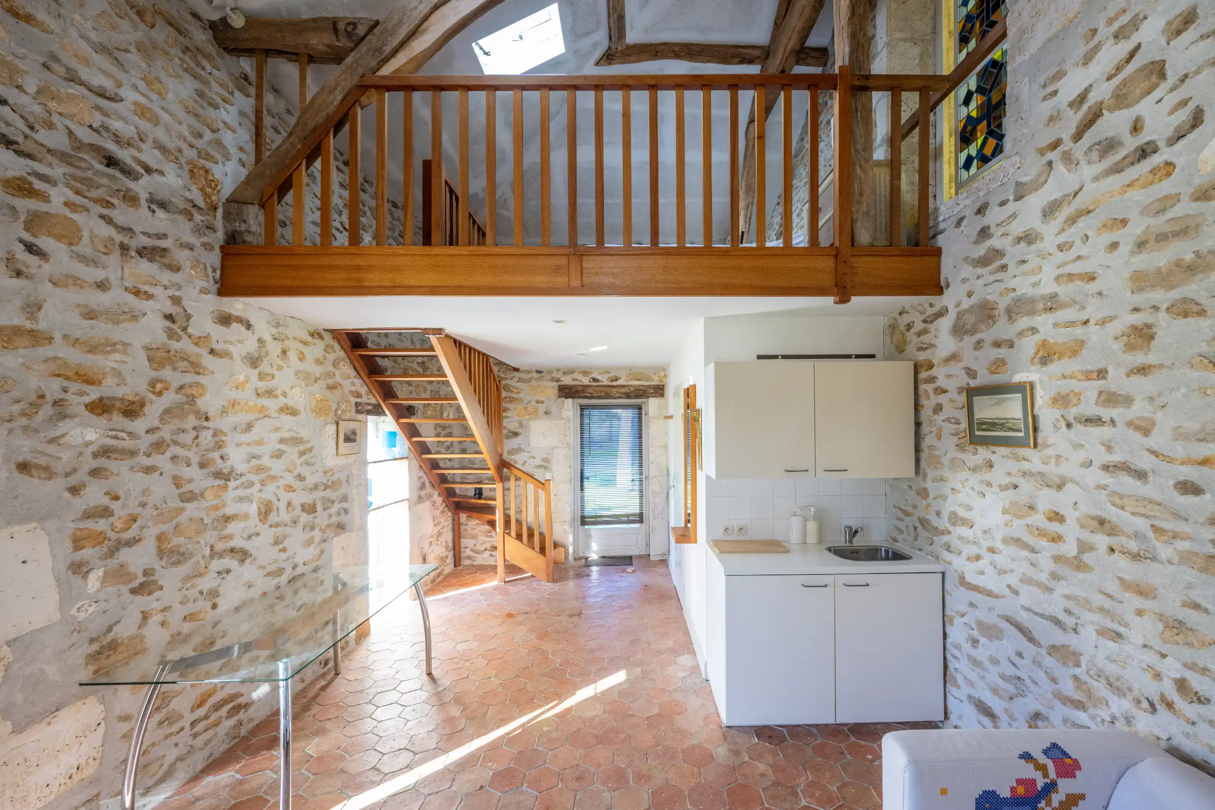 Lofted platform with queen-size bed in Loft Gite