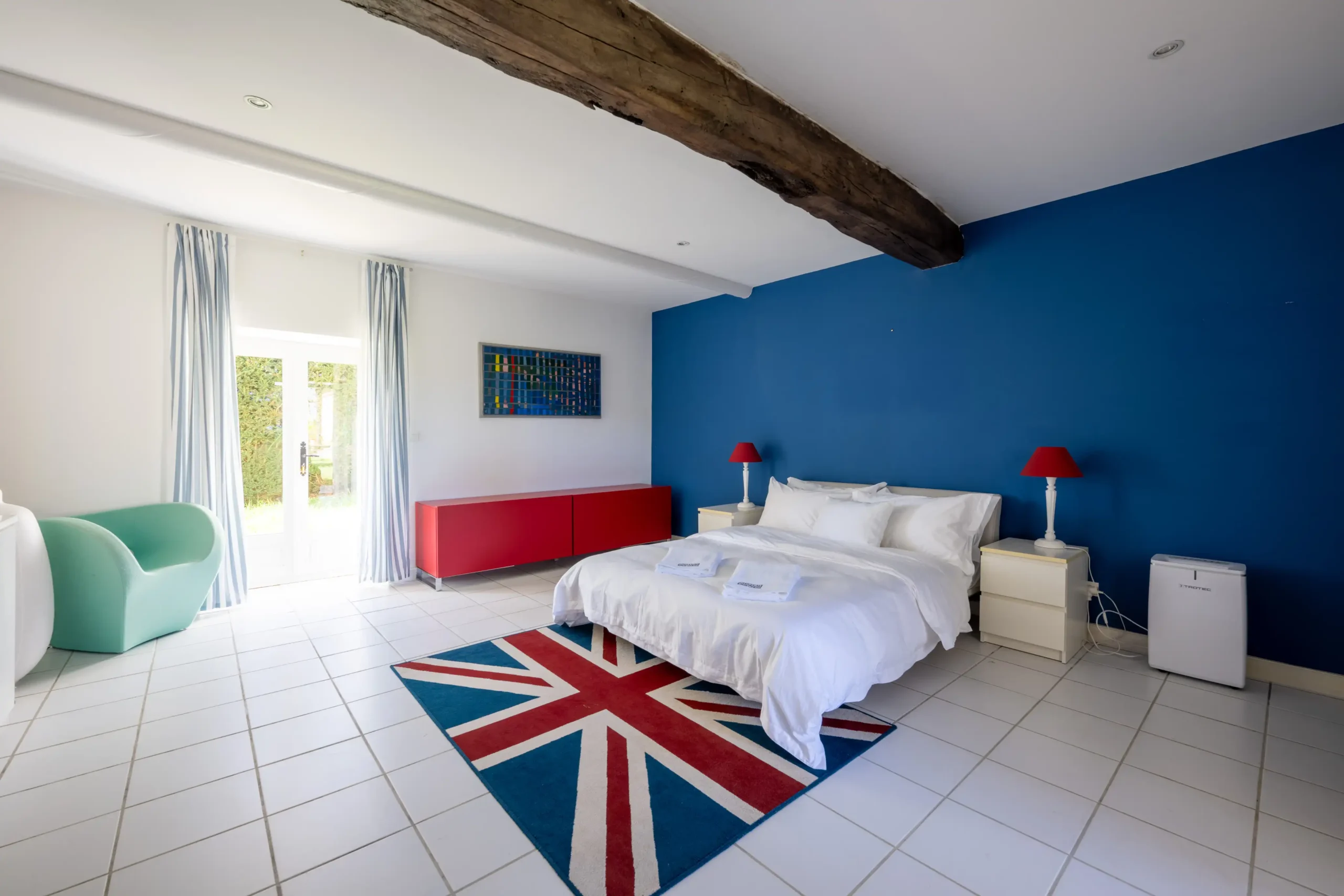 Garden Gite living area with an extendable sofa bed and desk