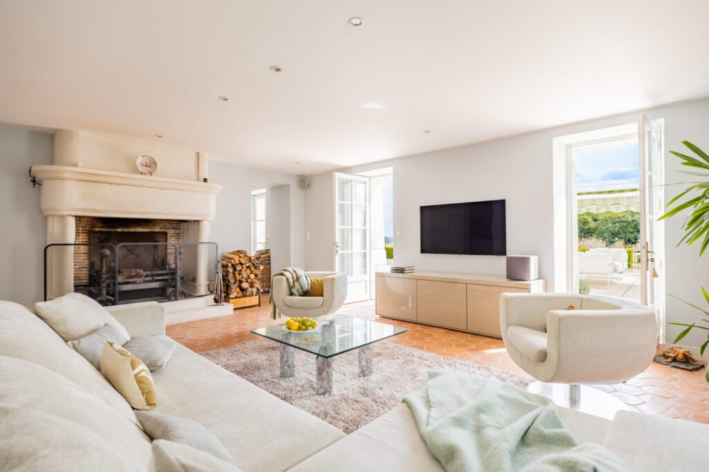 sitting area at chateau de lasfonds