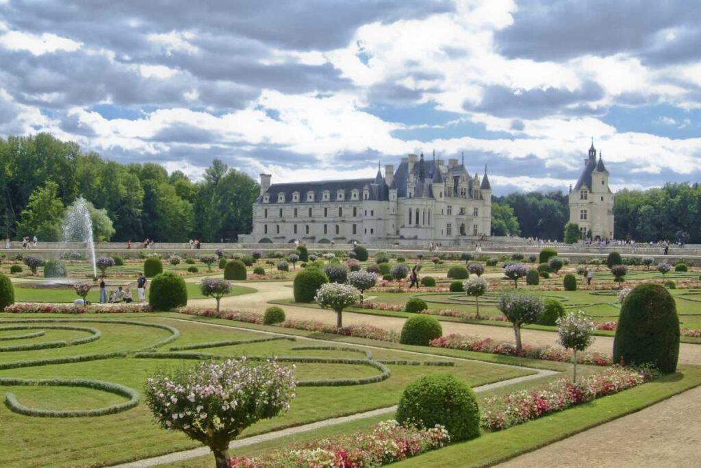 the gardens in front of the chateau of chenonceau