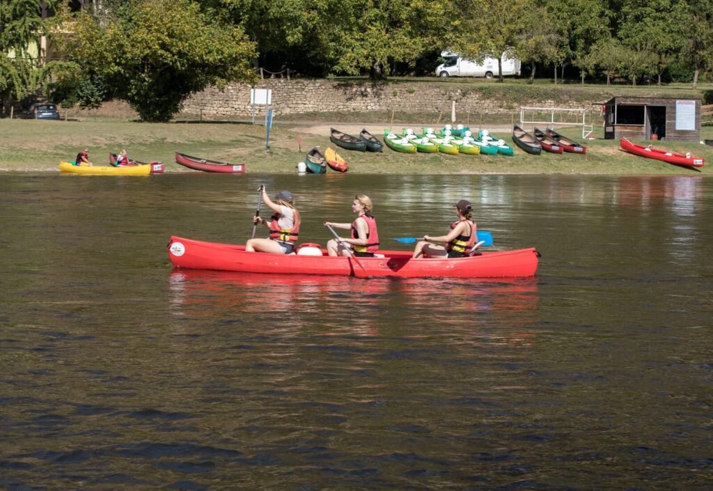 Canoeing on Dordogne river in La Roque-Gageac