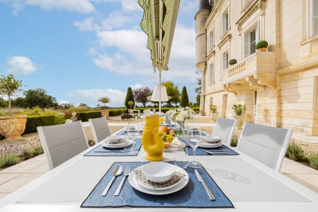 outside dinning at chateau de lasfonds