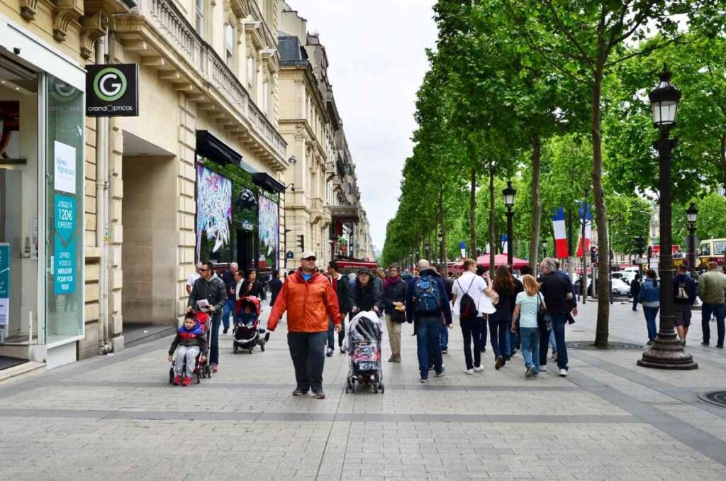 Local and tourists on the Avenue des Champs-Élysées